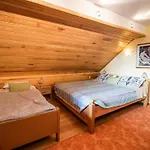 Vivid Hillside With Hot-tub And Sauna - Two Bedroom בית נופש *