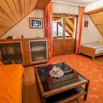 בית נופש Vivid Hillside With Hot-tub And Sauna - Two Bedroom