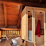 בית נופש Vivid Hillside With Hot-tub And Sauna - Two Bedroom *