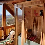 בית נופש Vivid Hillside With Hot-tub And Sauna - Two Bedroom *