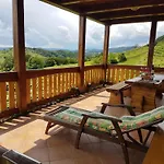 בית נופש Vivid Hillside With Hot-tub And Sauna - Two Bedroom *