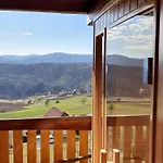 Vivid Hillside With Hot-tub And Sauna - Two Bedroom בית נופש *