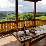 Vivid Hillside With Hot-tub And Sauna - Two Bedroom בית נופש Sevnica