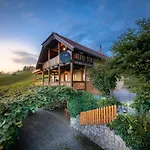 בית נופש Vivid Hillside With Hot-tub And Sauna - Two Bedroom *