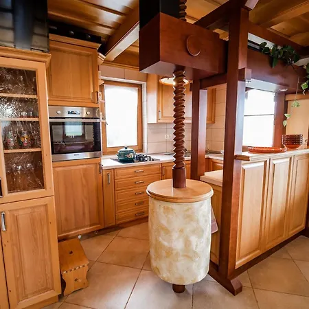 Vivid Hillside With Hot-tub And Sauna - Two Bedroom בית נופש Sevnica