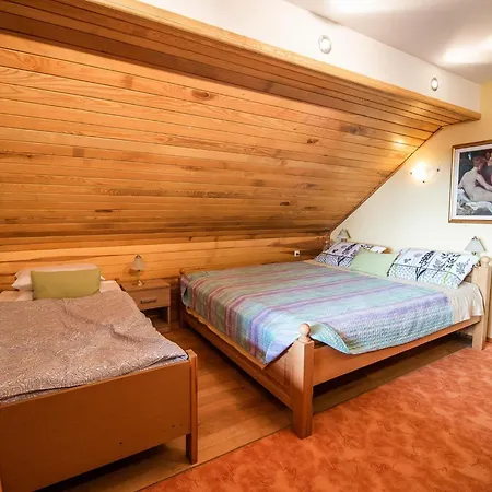 Vivid Hillside With Hot-tub And Sauna - Two Bedroom Prázdninový dům *