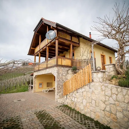 Дом отдыха Vivid Hillside With Hot-tub And Sauna - Two Bedroom