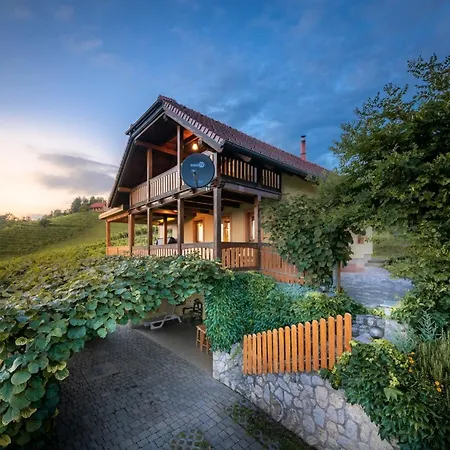 Дом отдыха Vivid Hillside With Hot-tub And Sauna - Two Bedroom *