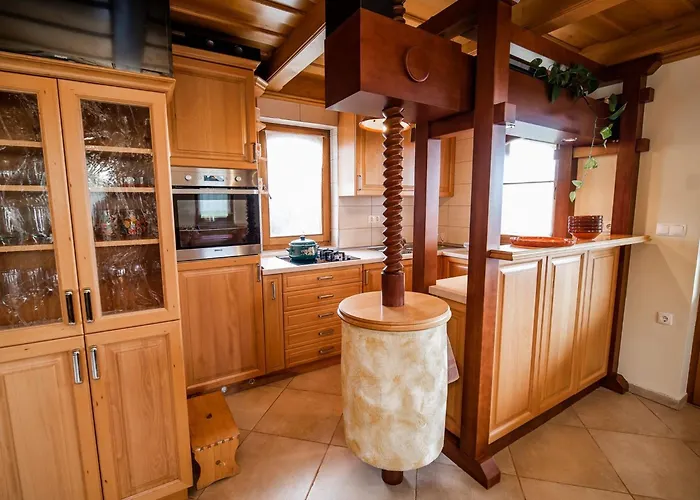 Vivid Hillside With Hot-tub And Sauna - Two Bedroom בית נופש Sevnica