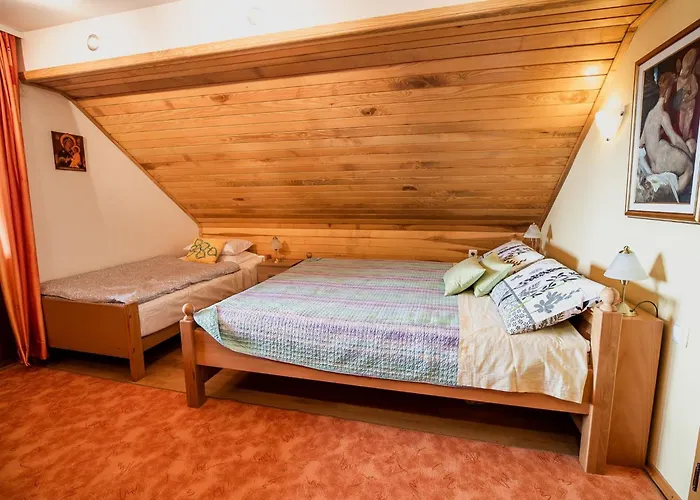 Vivid Hillside With Hot-tub And Sauna - Two Bedroom Vikendica