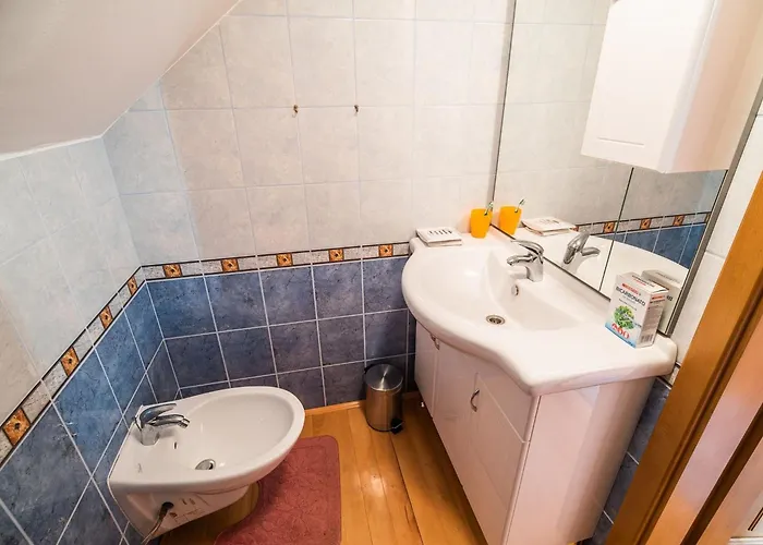 Vivid Hillside With Hot-tub And Sauna - Two Bedroom בית נופש