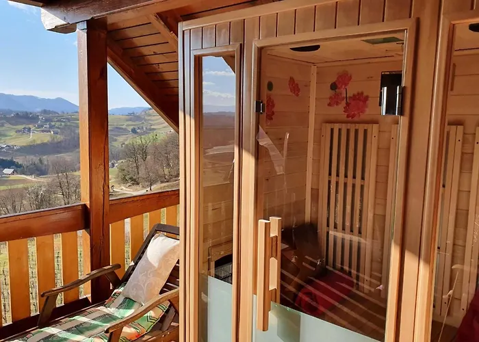 בית נופש Vivid Hillside With Hot-tub And Sauna - Two Bedroom *