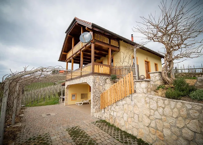 בית נופש Vivid Hillside With Hot-tub And Sauna - Two Bedroom