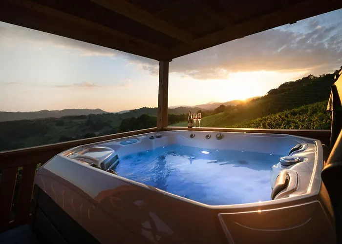 Vivid Hillside With Hot-tub And Sauna - Two Bedroom בית נופש