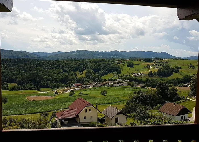 Vivid Hillside With Hot-tub And Sauna - Two Bedroom Vikendica